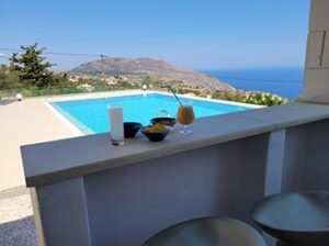 Un apéritif au bar de la piscine