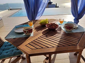 Breakfast au bord de la piscine, acheter une maison en crète